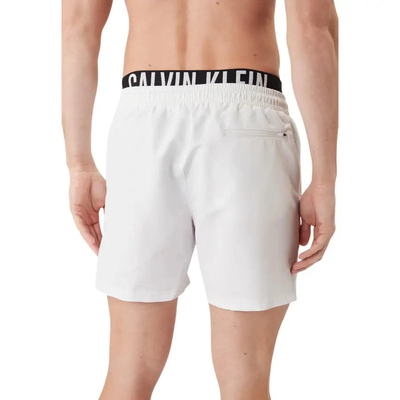 Calvin Klein Jeans Weiße Herren-Badehose aus Polyester mit schwarzem Gummibund und Logo-Schriftzug