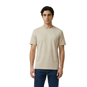 Beige Calvin Klein Jeans Männer t-shirt mit dezentem weißen Logo auf der linken Brust, lässiger Baumwollstoff