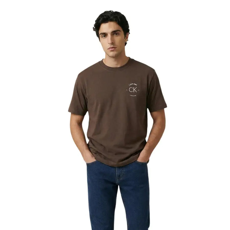 Braun Calvin Klein Jeans-Herren-T-Shirt mit dezentem weißen Logo auf der Brust, schwarze Baumwolle, Rundhalsausschnitt, Freizeitkleidung