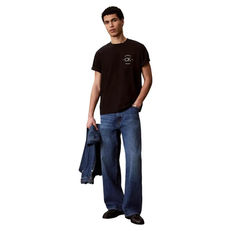 Calvin Klein Jeans Schwarzes Herren-T-Shirt aus Baumwolle mit weißem, kreisförmigem Logo auf der Brust und Rundhalsausschnitt
