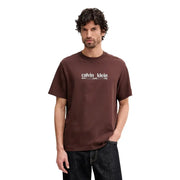 Brown Calvin Klein t-shirt mit weißem Calvin Klein New York City Logo auf Baumwoll-Kurzarmstoff