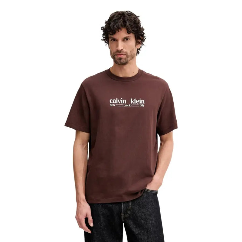 Brown Calvin Klein t-shirt mit weißem Calvin Klein New York City Logo auf Baumwoll-Kurzarmstoff