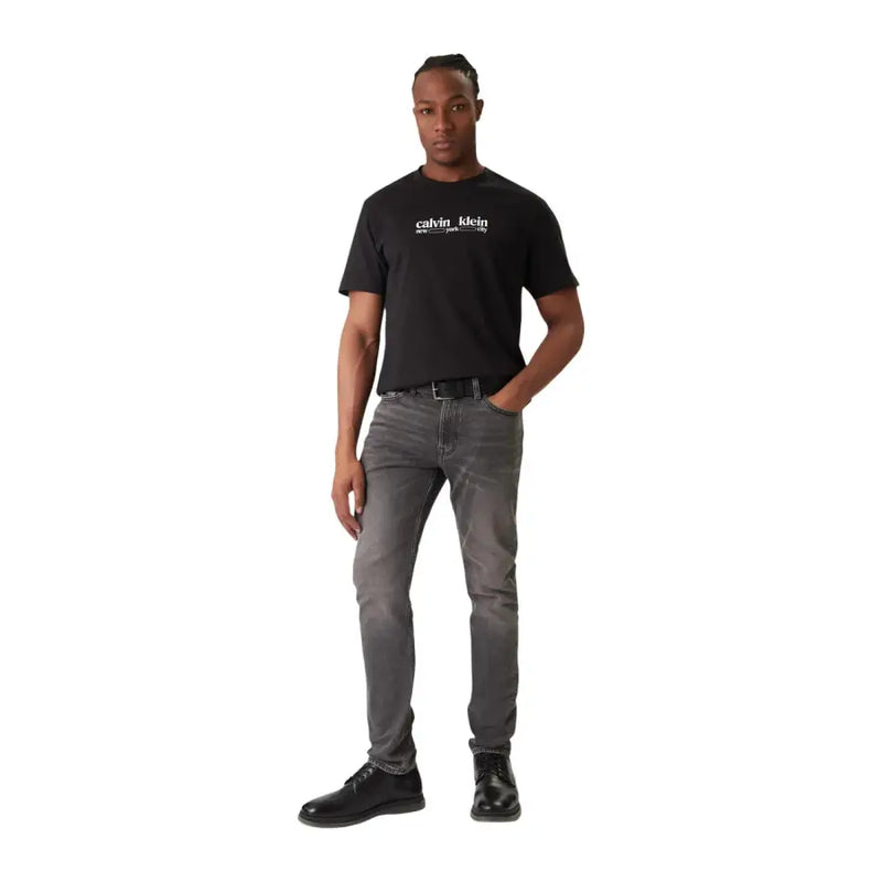Schwarz Calvin Klein Jeans Herren-T-Shirt aus Baumwolle mit kurzen Ärmeln und schwarzem, weißem Logo auf der Vorderseite