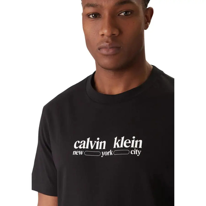 Schwarzes Baumwoll-T-Shirt von Calvin Klein Jeans für Herren mit weißem Calvin Klein New York City Logo auf der Brust und kurzen Ärmeln