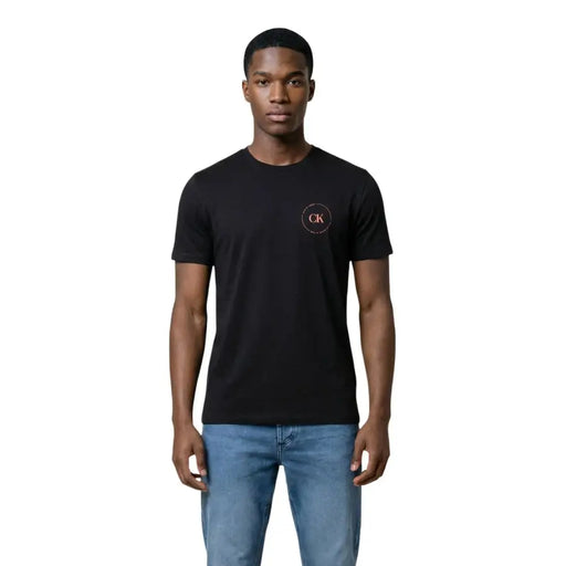 Calvin Klein Jeans schwarze Männer t-shirt mit dezentem rosafarbenem, kreisförmigem Logo auf der linken Brust für lässige Kleidung