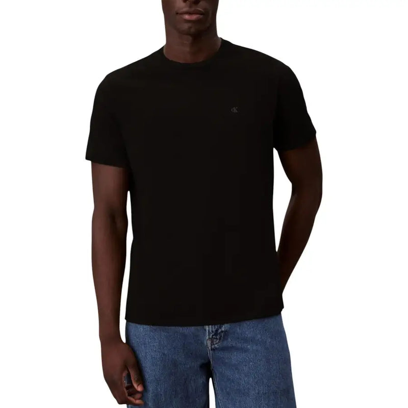 Schwarzes, kurzärmeliges Baumwollshirt mit Rundhalsausschnitt t-shirt mit kleinem, gesticktem Logo auf der linken Brustseite von Calvin Klein Jeans