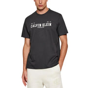 Schwarz Calvin Klein Jeans Männer t-shirt mit weißem Ny Calvin Klein Grafik mit dem Gründungsjahr 1969 auf der Brust