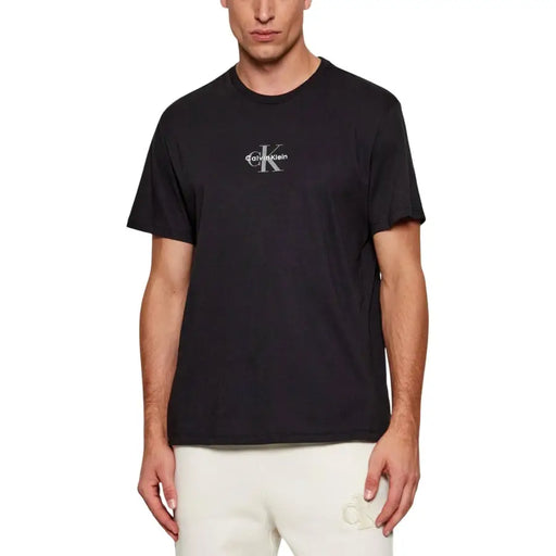 Calvin Klein Jeans Männer t-shirt aus schwarzer Baumwolle mit weißem Calvin Klein Logo auf der Brust