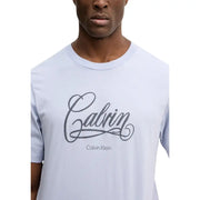Hellblaue Baumwolle Calvin Klein Jeans Männer t-shirt mit dunkelgrauem, geschwungenem Calvin-Logo und Rundhalsausschnitt in Größe S