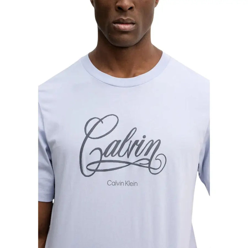 Hellblaue Baumwolle Calvin Klein Jeans Männer t-shirt mit dunkelgrauem, geschwungenem Calvin-Logo und Rundhalsausschnitt in Größe S