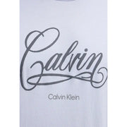 Weiß Calvin Klein Jeans-Herren-T-Shirt aus Baumwolle mit grauem, geschwungenem Calvin-Logo und kleinerem Markennamenaufdruck unten