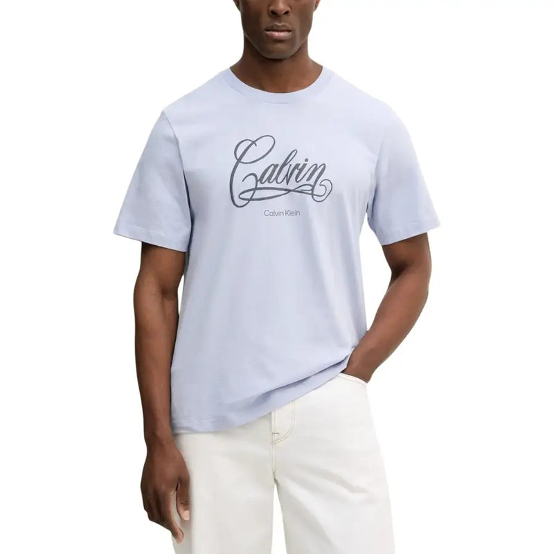 Hellblaues Calvin Klein Jeans Herren-T-Shirt aus Baumwolle mit Rundhalsausschnitt und schwarzem, kursivem Calvin-Logo und Markennamen unten