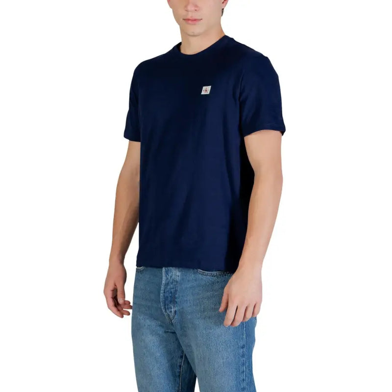 Marineblau Calvin Klein Jeans Herren-T-Shirt aus Baumwolle mit kleinem weißen Logo-Aufnäher auf der linken Brust