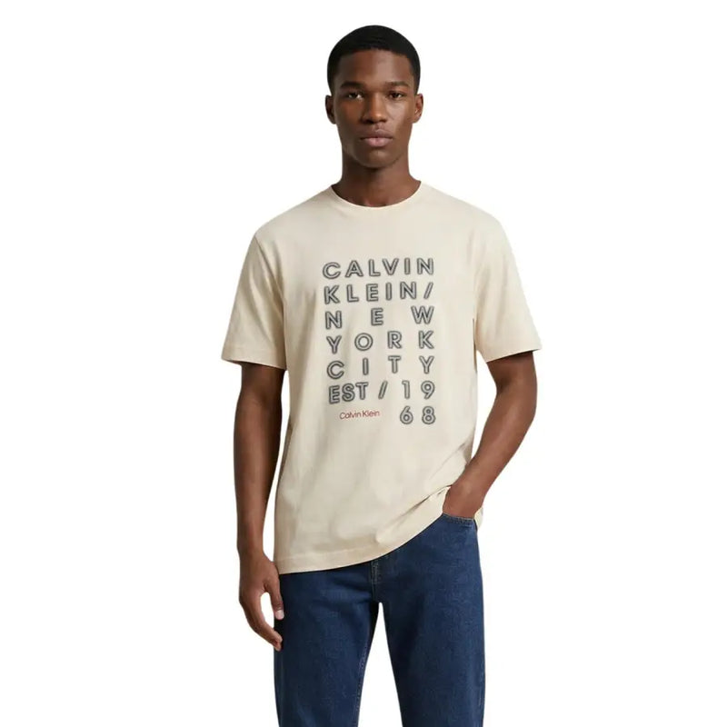 Cremefarbenes Calvin Klein Jeans Herren-T-Shirt mit auffälligem, schwarzem, gestapeltem Textprint und kleinerem, rotem Markenlogo aus Baumwolle