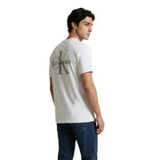 Rückseite von Weiß Calvin Klein Jeans Männer t-shirt mit großem grauen CK-Logo und Markennamen auf Baumwollstoff gedruckt