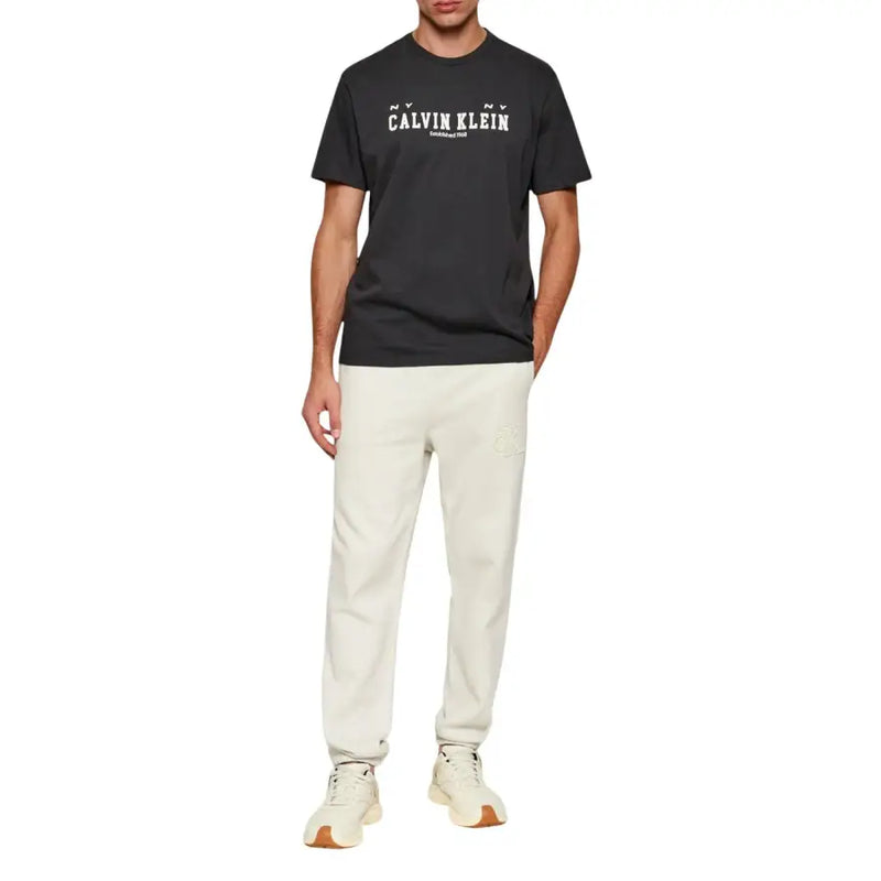 Schwarz Calvin Klein Jeans Männer t-shirt mit weißem Ny Calvin Klein Logo und Gründungsjahr 1969 auf Baumwollstoff