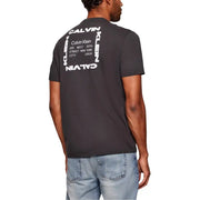 Dunkelgraue Calvin Klein Jeans für Herren t-shirt Die Rückseite zeigt einen auffälligen weißen Grafikdruck mit vertikalem und horizontalem Text.
