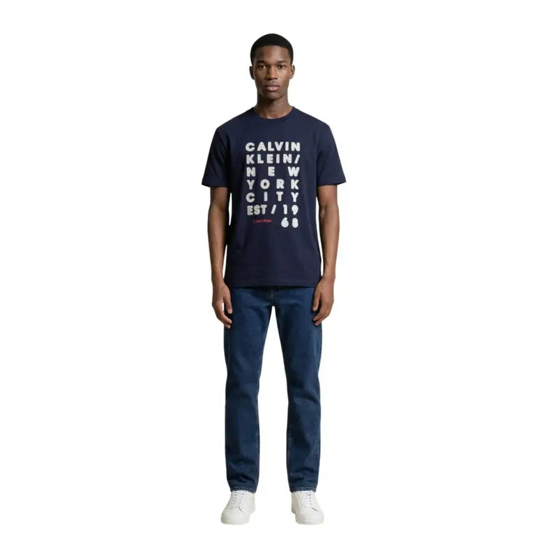 Marineblau Calvin Klein Jeans Männer t-shirt mit Weiß Calvin Klein Das Logo von New York City ist auf der Vorderseite aufgedruckt.
