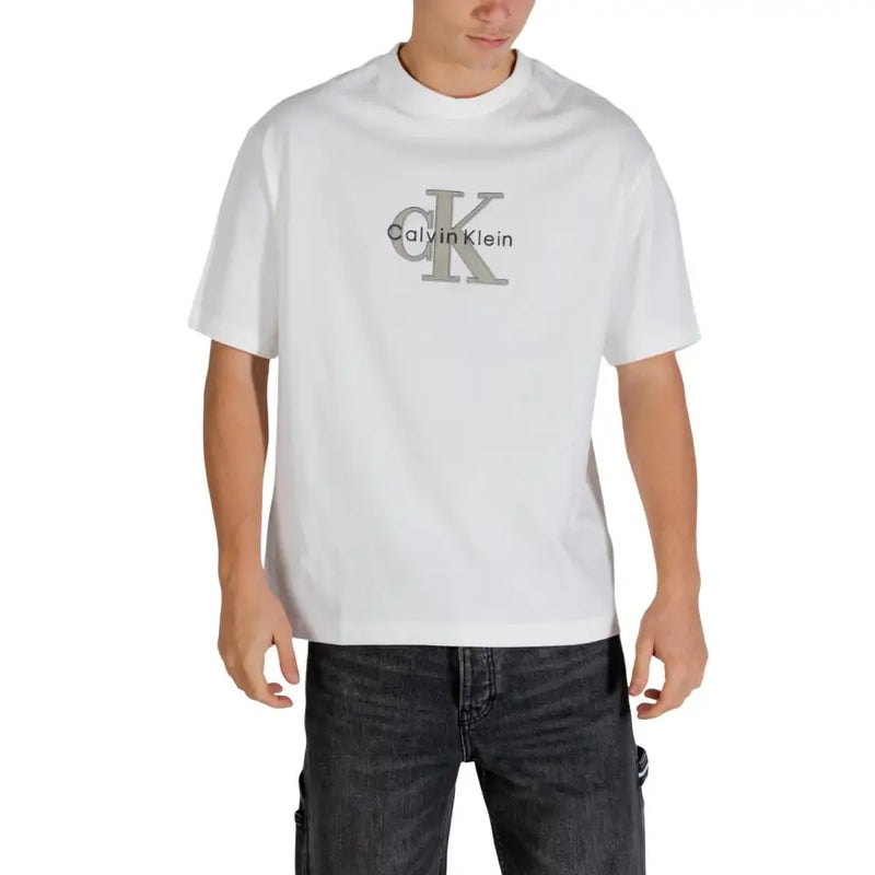 Weiß Calvin Klein Jeans Männer t-shirt mit einem grauen CK-Logo und Markennamen auf der Vorderseite