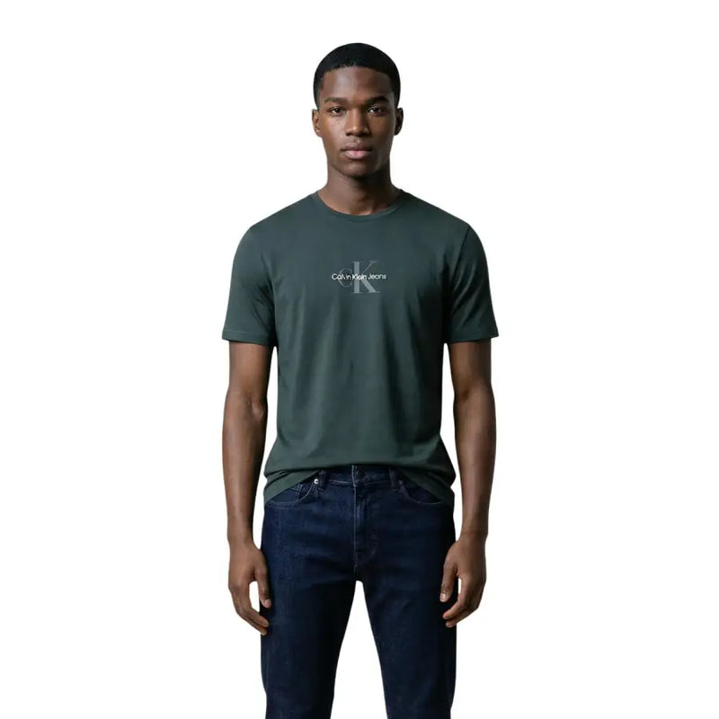 Calvin Klein Jeans Männer t-shirt in Dunkelgrün mit dezentem weißen Logo auf der Brust, aus weichem Stoff