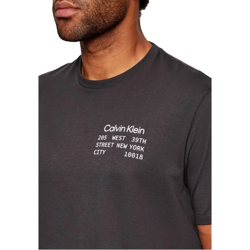 Dunkelgraue Calvin Klein Jeans für Herren t-shirt mit weißem, aufgedrucktem Adressdesign auf der Brust aus Baumwollmaterial