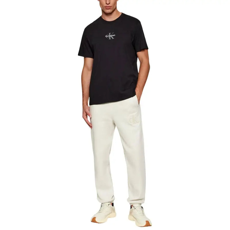 Schwarz Calvin Klein Jeans Männer t-shirt mit weißem Logo auf der Brust aus bequemem Baumwollstoff