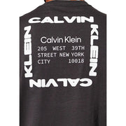 Schwarz Calvin Klein Jeans Männer t-shirt mit einer auffälligen weißen Grafik und moderner Schriftart, die den Markennamen und die New Yorker Adresse anzeigt