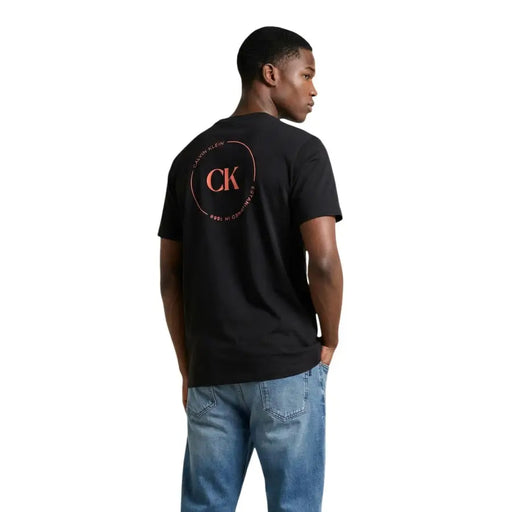Schwarz Calvin Klein Jeans Männer t-shirt mit einem kreisförmigen rosa CK-Logo mit Initialen auf der Vorderseite