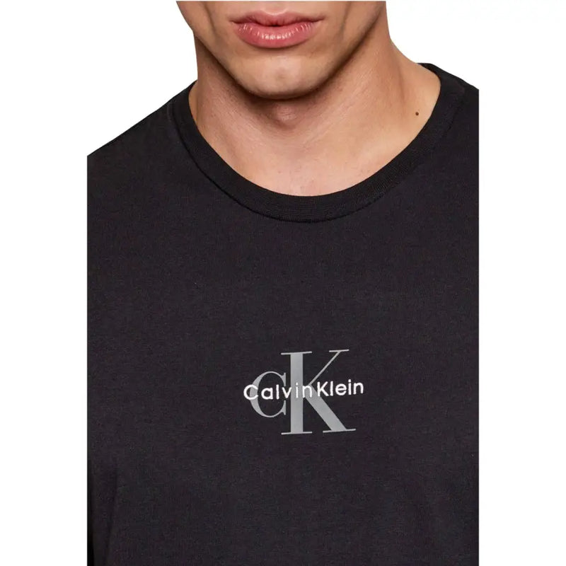 Calvin Klein Jeans Männer t-shirt in Schwarz mit einem dezenten silbernen CK-Logo und Markennamen, der mittig auf der Brust platziert ist.
