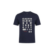 Marineblau Calvin Klein Jeans Männer t-shirt mit kräftigem weißen Grafikdruck Calvin Klein New York City gegründet 1968 Text