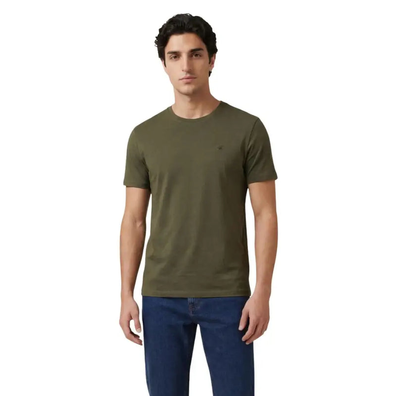 Calvin Klein Jeans Männer t-shirt Aus olivgrünem Baumwollstoff mit Rundhalsausschnitt und kleinem, gesticktem Logo auf der linken Brust.