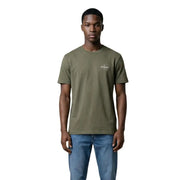 Calvin Klein Jeans Männer t-shirt aus olivgrünem Baumwollstoff mit dezentem weißen Logo auf der linken Brust