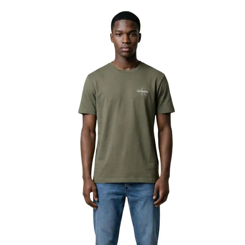 Calvin Klein Jeans Männer t-shirt aus olivgrünem Baumwollstoff mit dezentem weißen Logo auf der linken Brust