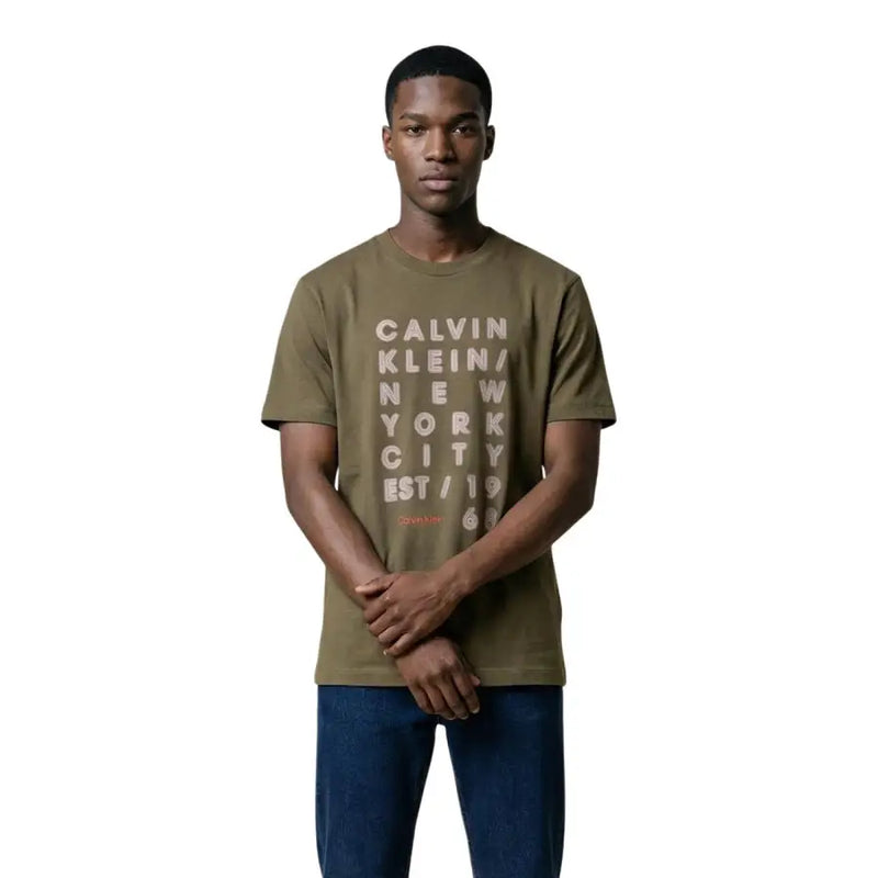 Olivgrün Calvin Klein Jeans Männer t-shirt mit beiger und roter vertikaler Textgrafik auf der Vorderseite aus Baumwollmaterial