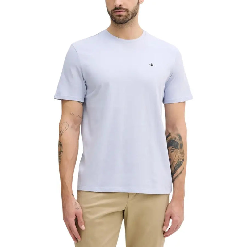 Hellblau Calvin Klein Jeans Männer t-shirt mit Rundhalsausschnitt und kleinem schwarzen Logo auf der linken Brust aus Baumwollmaterial