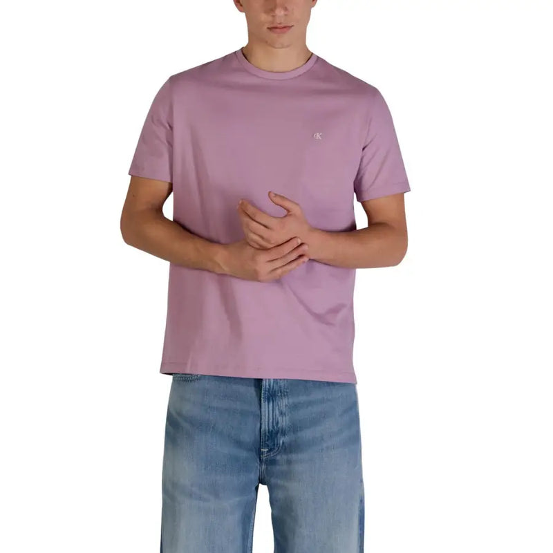 Calvin Klein Jeans Männer t-shirt in zartem Lavendelton, mit kurzen Ärmeln, Rundhalsausschnitt und kleinem, gesticktem Logo auf der linken Brust.