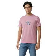 Ein zartes Rosa Calvin Klein Jeans Männer t-shirt mit einem klassischen Logodruck auf der Brust aus Baumwollgewebe