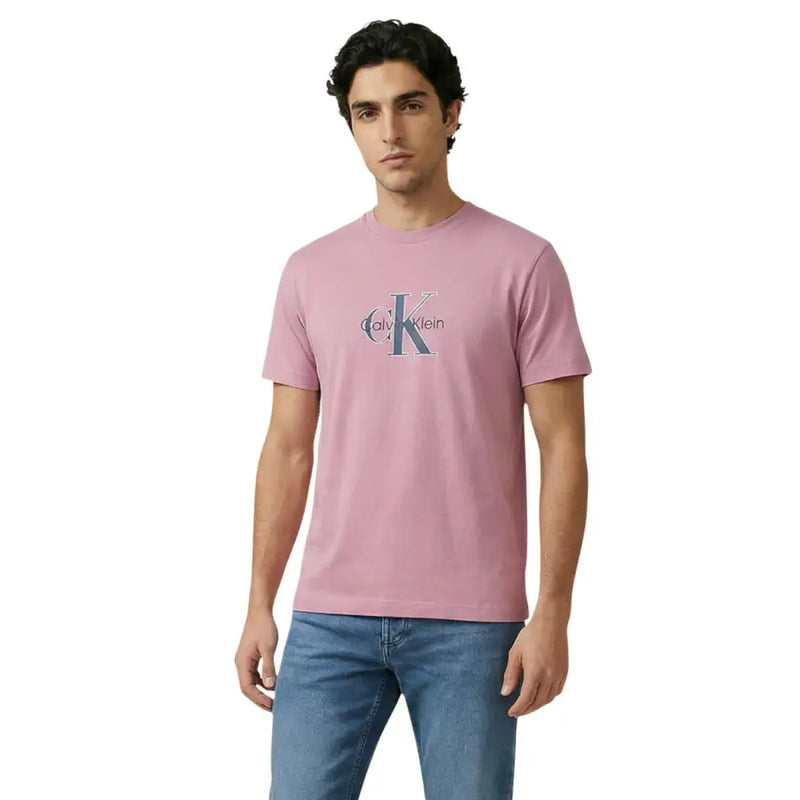 Ein zartes Rosa Calvin Klein Jeans Männer t-shirt mit einem klassischen Logodruck auf der Brust aus Baumwollgewebe