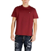 Calvin Klein Jeans Männer t-shirt in Kastanienbraun mit kleinem, gesticktem Logo auf der linken Brust, aus weichem Baumwollstoff gefertigt