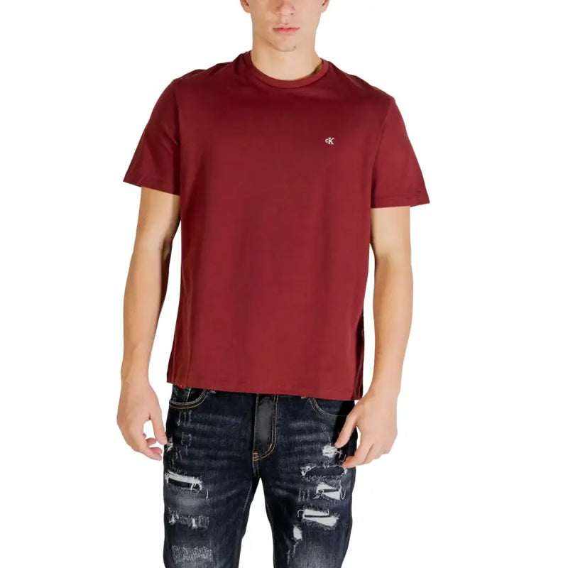 Calvin Klein Jeans Männer t-shirt in Kastanienbraun mit kleinem, gesticktem Logo auf der linken Brust, aus weichem Baumwollstoff gefertigt