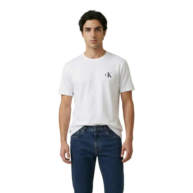 Calvin Klein Jeans Männer t-shirt aus weißem Baumwollstoff mit einem kleinen schwarzen CK-Logo auf der linken Brust