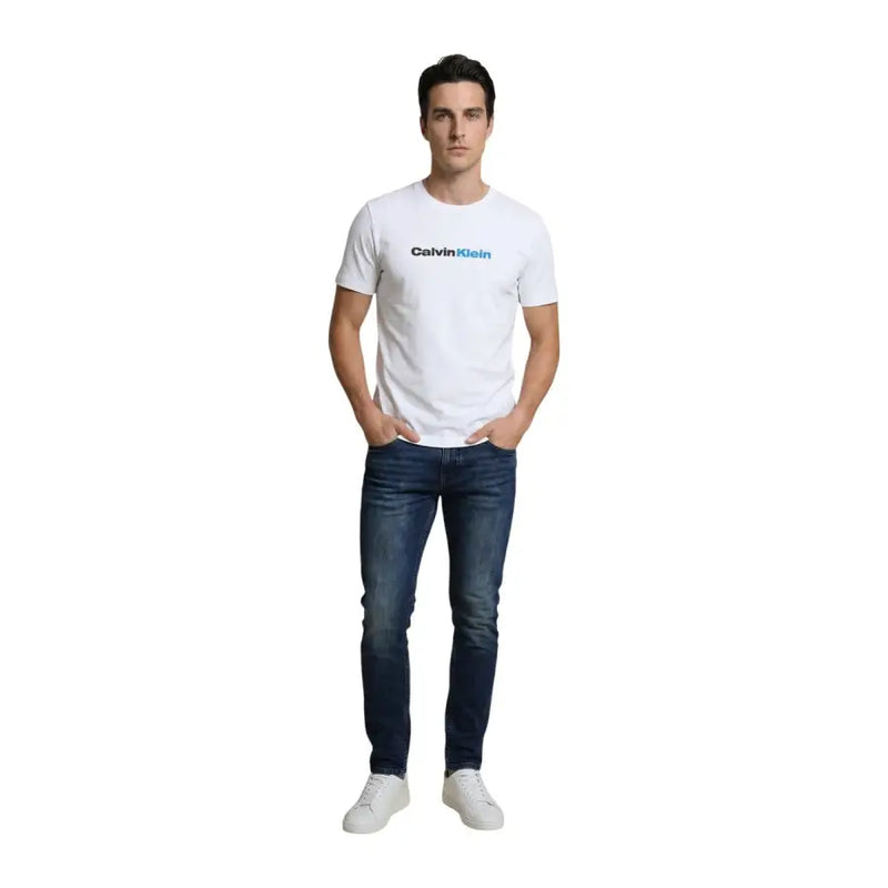 Calvin Klein Jeans Weißes Herren-T-Shirt aus Baumwolle mit schwarzem und blauem Logoaufdruck auf der Brust