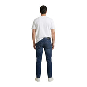 Weißes Baumwoll-T-Shirt mit Print von Calvin Klein Jeans für Herren, kombiniert mit dunkelblauen Slim-Fit-Jeans im klassischen Fünf-Taschen-Design.
