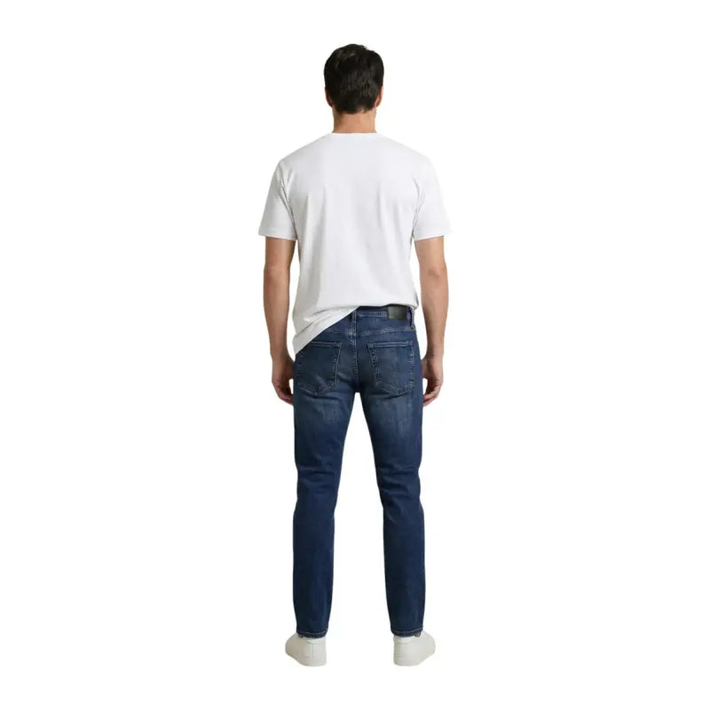Weißes Baumwoll-T-Shirt mit Print von Calvin Klein Jeans für Herren, kombiniert mit dunkelblauen Slim-Fit-Jeans im klassischen Fünf-Taschen-Design.