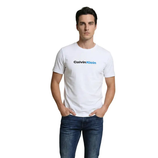 Calvin Klein Jeans Herren-T-Shirt aus weißer Baumwolle mit blauem und schwarzem Logo-Print auf der Brust
