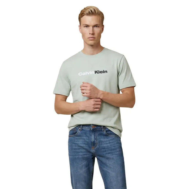 Hellgrünes Calvin Klein Jeans Herren-T-Shirt mit schwarzem Logo-Print aus Baumwolle für die Freizeit