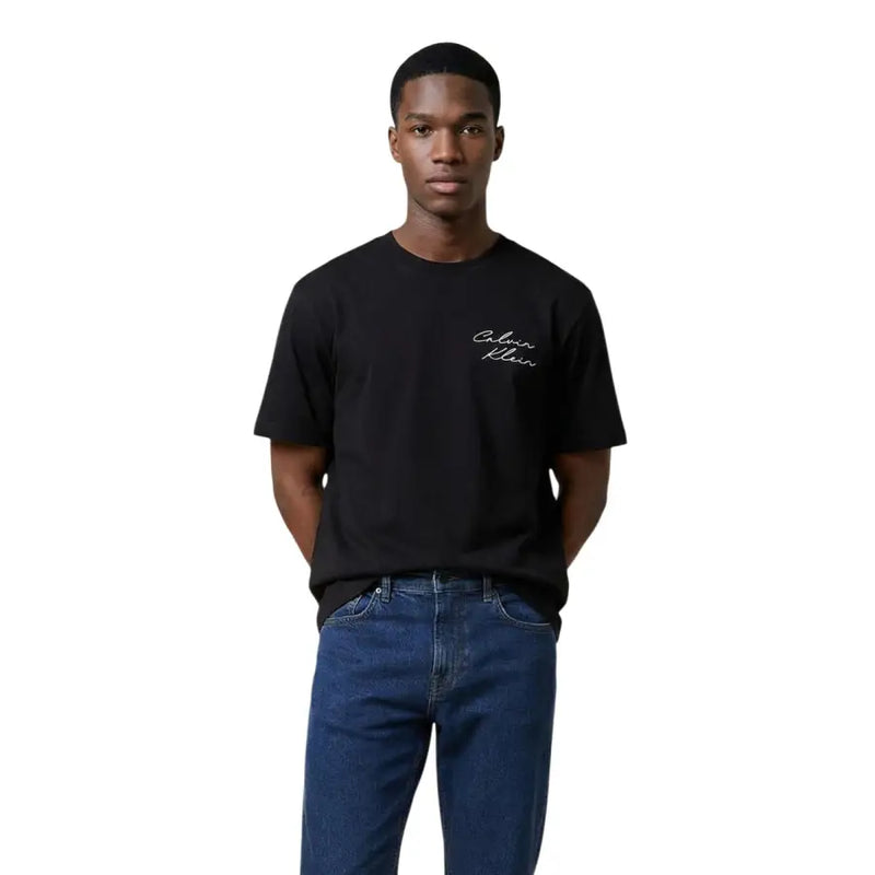 Calvin Klein Jeans Schwarzes Herren-T-Shirt aus Baumwolle mit weißem, geschwungenem Logo auf der linken Brust, für die Freizeit.