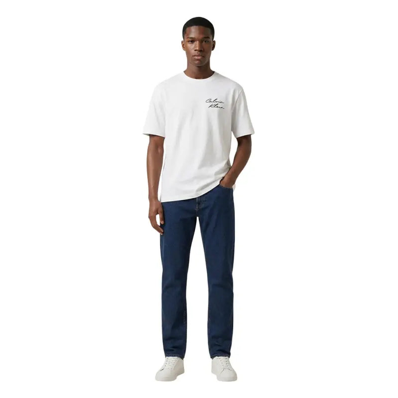 Calvin Klein Jeans Weißes Herren-T-Shirt aus Baumwolle mit Rundhalsausschnitt und dezentem, schwarzem Logo in Schreibschrift auf der linken Brustseite.