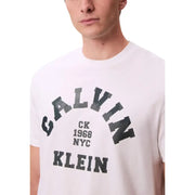 Weißes Calvin Klein Jeans Herren-T-Shirt aus Baumwolle mit auffälligem, schwarzem, bogenförmigem CK 1968 NYC-Schriftzug auf der Vorderseite