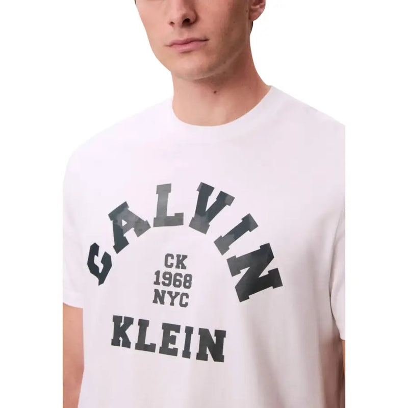 Weißes Calvin Klein Jeans Herren-T-Shirt aus Baumwolle mit auffälligem, schwarzem, bogenförmigem CK 1968 NYC-Schriftzug auf der Vorderseite
